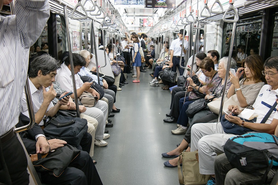 Persone in metropolitana